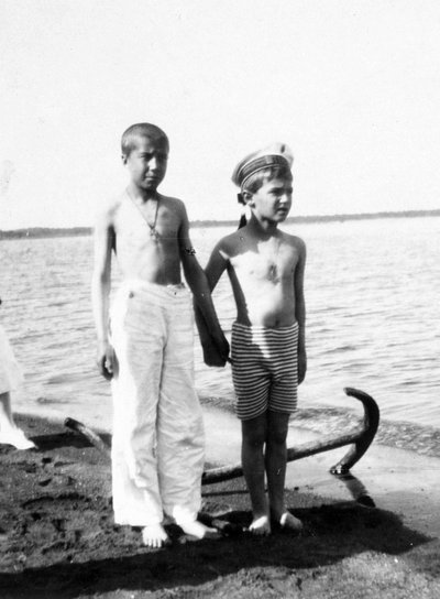 Alexei el Zarevich mientras juega en la playa de Livadia en Crimea (foto en blanco y negro) de Unknown photographer