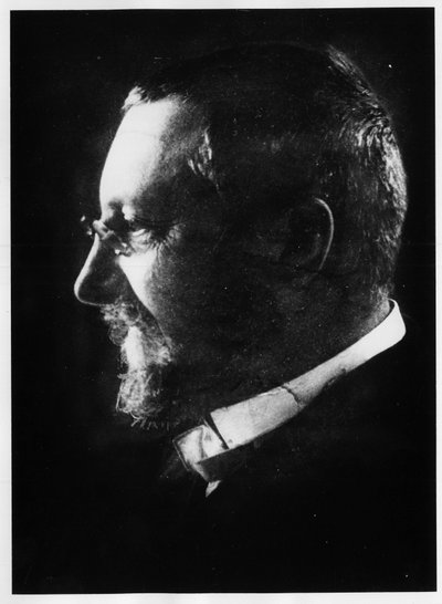 Alfred Binet, fisiólogo y psicólogo francés, alumno de Charcot (1857-1911). de Unknown photographer