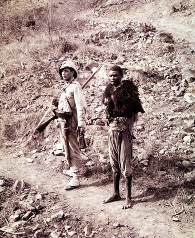 Un soldado italiano y un prisionero abisinio en el camino a Ghinda. de Unknown photographer