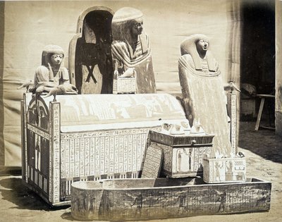 Estatuas arqueológicas encontradas en Egipto - en "Álbum de fotos del 1er Museo de El Cairo" fundado por Auguste Mariette Bey de Unknown photographer