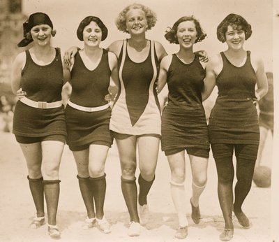 Bellezas cogidas del brazo en la playa (foto) de Unknown photographer