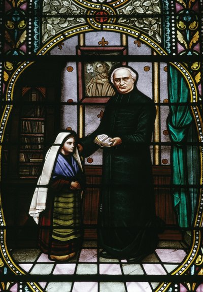 Bernadette y el abate Peyramale, vidriera de la iglesia parroquial de Lourdes, Languedoc-Rosellón-Midi-Pirineos, Francia, siglo XX. de Unknown photographer