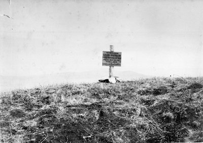 Tablón erigido por los Royal Scots Fusiliers para marcar el lugar donde cayó el Príncipe Imperial, 1879 de Unknown photographer