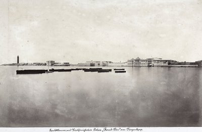 Barcos en medio del mar con parte de la ciudad de Alejandría al fondo, en Egipto de Unknown photographer
