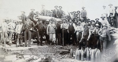 Bóers agrupados alrededor de un cañón durante la Guerra del Transvaal de Unknown photographer