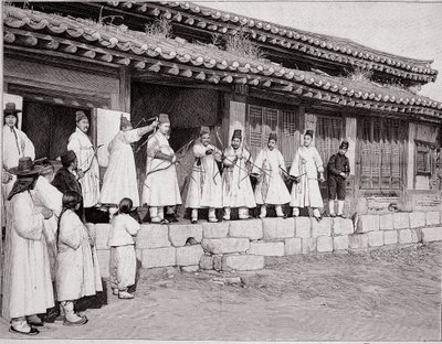 Arqueros en el antiguo palacio de Seúl, Corea, finales del siglo XIX de Unknown photographer