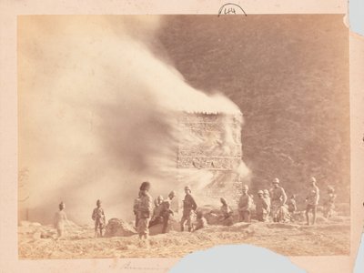Quema de un asentamiento, expedición a Black Mountain de Unknown photographer