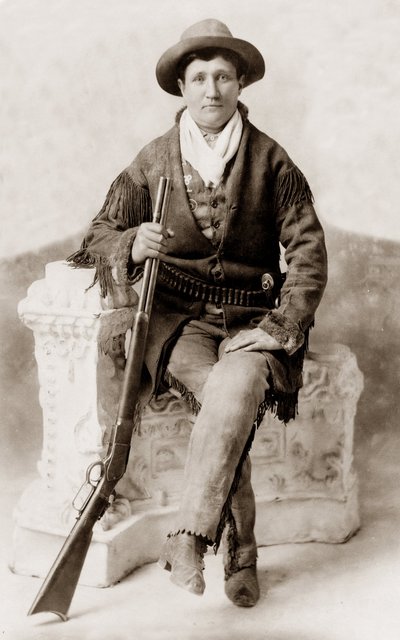 Calamity Jane con su rifle: Fotografía vintage del notorio personaje de la frontera Calamity Jane (Martha Jane Cannary, ca. 1850) de Unknown photographer