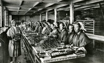 Enlatado de sardinas, Industria sardinera, Finisterre, Bretaña (foto b/n) de Unknown photographer