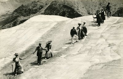 Chamonix (Alta Saboya, Alpes): travesía de la Mer de Glace por un grupo de elegantes turistas con su guía saboyano. de Unknown photographer