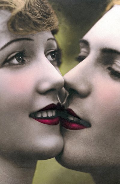 Primer plano de rostros de mujeres dándose un beso en los labios de Unknown photographer