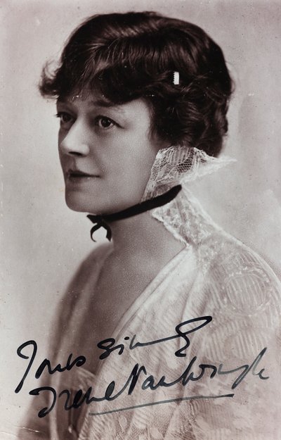 Primer plano de la actriz inglesa Irene Vanbrugh, tarjeta postal de Unknown photographer