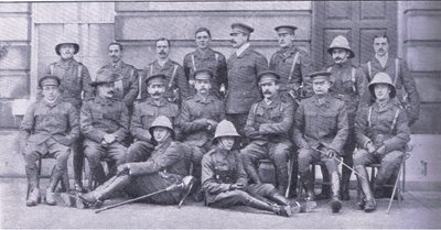 Col Owen, Major Boole-Smith y los otros oficiales de los Dragoon Guards, de After Pretoria: The Guerilla War publicado por Harmsworth Bros Limited de Unknown photographer