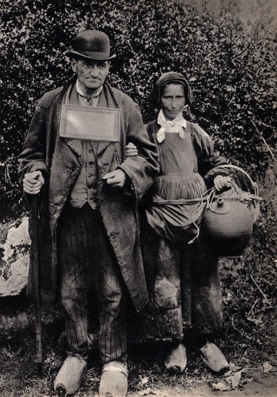 Pareja de mendigos bretones. Fotografía, finales del siglo XIX, París. Coll. Selva. de Unknown photographer