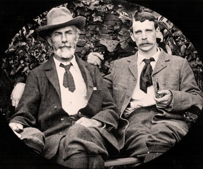 Edward Carpenter y su socio George Merrill, hacia 1900 (fotografía en blanco y negro) de Unknown photographer