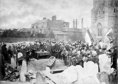 Exhumación del cuerpo de Ugo Foscolo en el cementerio de Chiswick en 1871 - foto del taller Fratelli Caldesi de Unknown photographer