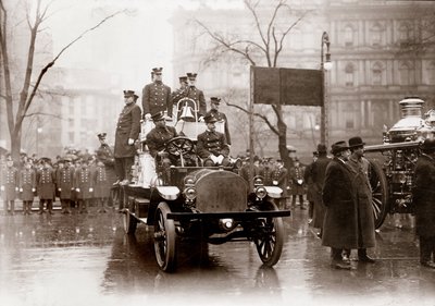 Brigadas de bomberos equipadas con nuevas bombas y vehículos contra incendios, Nueva York 1913. Fotografía. de Unknown photographer