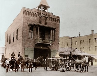 Brigada de bomberos posando fuera del cuartel, Los Ángeles. California, EE.UU. 1887. Fotografía de Unknown photographer