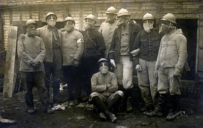 Primera Guerra Mundial 1914-1918 (14-18): grupo de soldados franceses y aliados posando para la fotografía delante de su casamata. Todos llevan una máscara antigás - Foto anónima sin fecha - de Unknown photographer