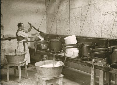 Francia, Centre, Indre-et-Loire (37), Tours: Laboratoire Metadier: un hombre prepara los moldes para fabricar las pastillas de Kalmine. de Unknown photographer
