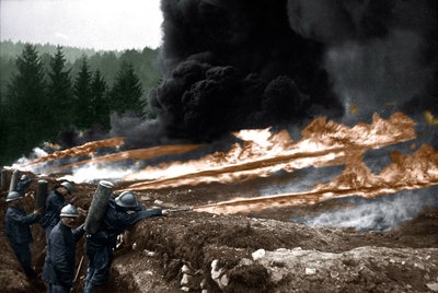 Soldados franceses utilizando lanzallamas desde las trincheras, Chemin des Dames de Unknown photographer