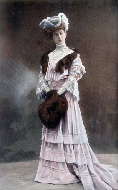 Gabrielle Dorziat (1880-1979), comediante francesa, foto de Reutlinger del periódico francés "Le Theatre" de septiembre de 1905. de Unknown photographer