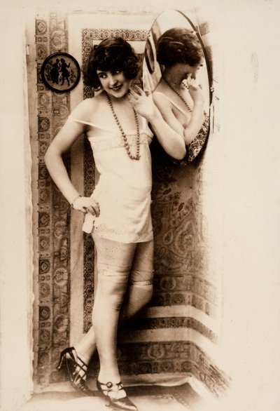 Retrato de cuerpo entero de una mujer en ropa íntima. de Unknown photographer