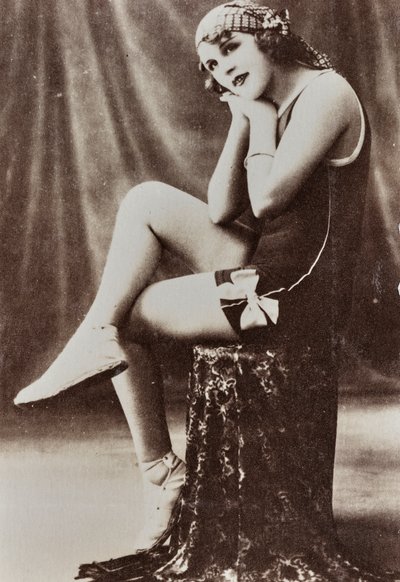 Retrato de cuerpo entero de una joven en traje de baño. de Unknown photographer