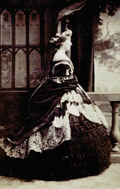 Retrato de cuerpo entero de la duquesa de Manchester en traje de noche de Unknown photographer
