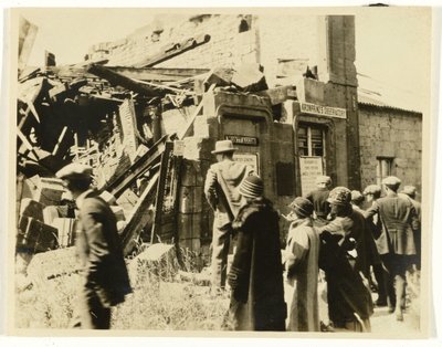 Grupo de turistas americanos en las ruinas del Observatorio Kronprinz en o cerca de Montfaucon, Francia de Unknown photographer