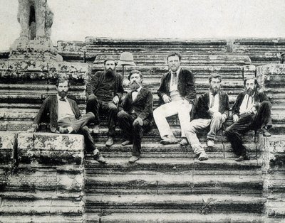 Retrato grupal de miembros de la Expedición de Exploración del Mekong 1866-1868 (Garnier, Doudart de Lagrée) en los escalones de Angkor Vat de Unknown photographer