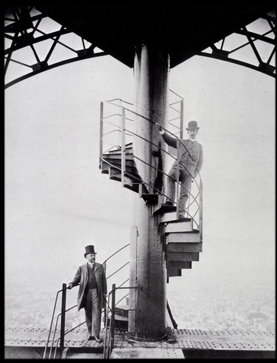 Gustave Eiffel y su yerno Adolphe Salles en la escalera de la Torre Eiffel, París de Unknown photographer