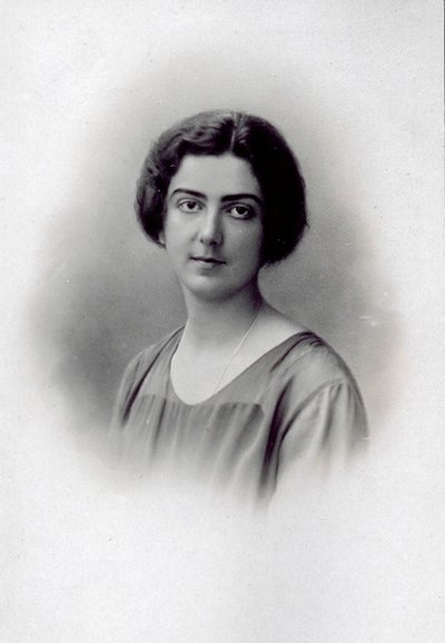Retrato de medio cuerpo de la princesa Jolanda de Saboya, sonriente el día de su boda de Unknown photographer