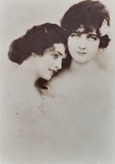 Retrato de medio cuerpo de dos mujeres jóvenes en pose cariñosa. de Unknown photographer