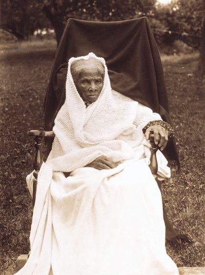 Harriet Tubman, retrato de cuerpo entero, sentada en una silla, de frente, probablemente en su casa de Auburn, Nueva York de Unknown photographer