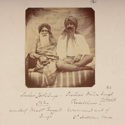 Jefes de la ciudad natal de Ranjit Singh: su tío, Jodh Singh Mann (izquierda), y Man Singh Vuraich, Gujranwala, c.1860 (foto b/n) de Unknown photographer