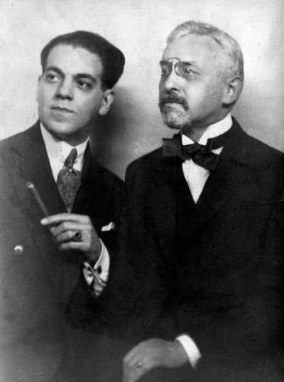 Heitor Villa-Lobos (1887-1959), compositor brasileño, con el compositor francés Florent Schmitt (1870-1958) de Unknown photographer