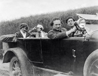 Helene Berg, Alma Mahler, Franz Werfel y Alban Berg fotografiados en coche de Unknown photographer