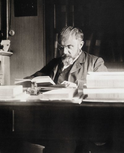 Henri Poincaré en su mesa de trabajo - Bibl. de la Escuela Politécnica de Unknown photographer