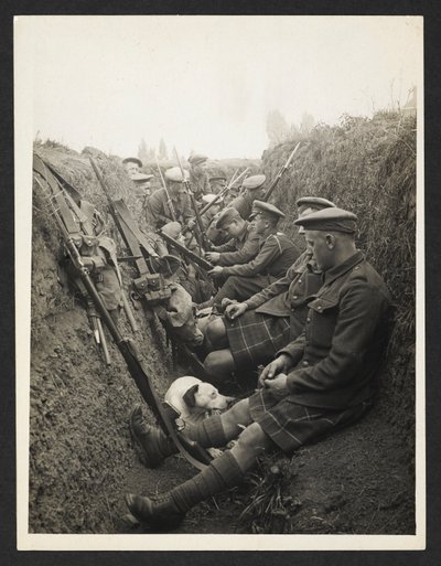 Highland Territorials en una trinchera [La Gorgue, Francia]. 5 de agosto de 1915. de Unknown photographer