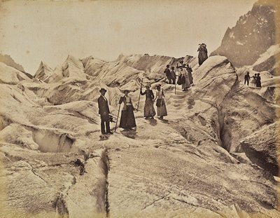 Senderistas sobre el hielo de la "Mer de Glace" en el Mont Blanc, Chamonix, Francia de Unknown photographer