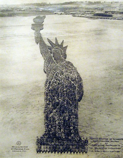 Estatua humana de la Libertad formada por soldados estadounidenses de Unknown photographer