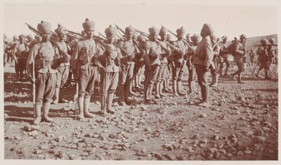 Soldados del Ejército Indio desfilando durante operaciones en Waziristán de Unknown photographer