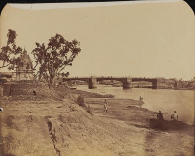 Puente de hierro con pilares de piedra, con civiles en primer plano, río Gumti, Lucknow de Unknown photographer