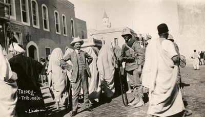 Guerra Italo Turca, tripolitania, pueblo y soldados ante el tribunal de Unknown photographer