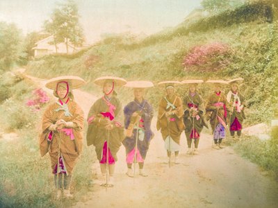 Mujeres japonesas. Siete mujeres japonesas en fila en una carretera rural. Japón, hacia 1910. de Unknown photographer