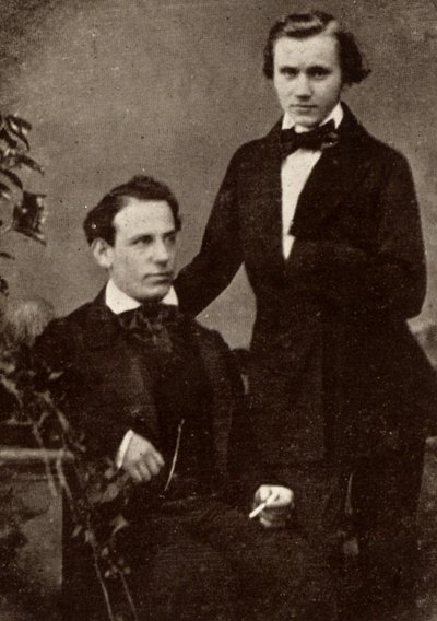 Johannes Brahms (1833-1897) compositor alemán, de pie, con el violinista húngaro refugiado Eduard Remenyi (1828-1898), con el que realizó una gira (semitono de una fotografía). de Unknown photographer