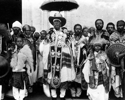 El Rey Menelik II (1844 - 1913) rodeado por su corte. Etiopía. de Unknown photographer
