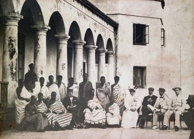 Rey Prempeh y corte con el Dr. de Groot y la Sra. de Groot en el castillo de la Costa de Oro de Unknown photographer