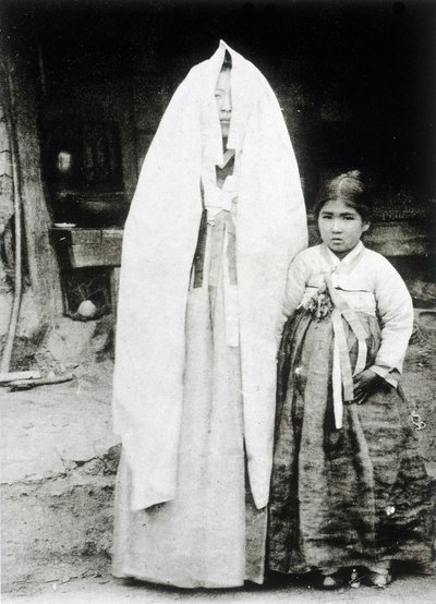 Mujer coreana y niña de Unknown photographer